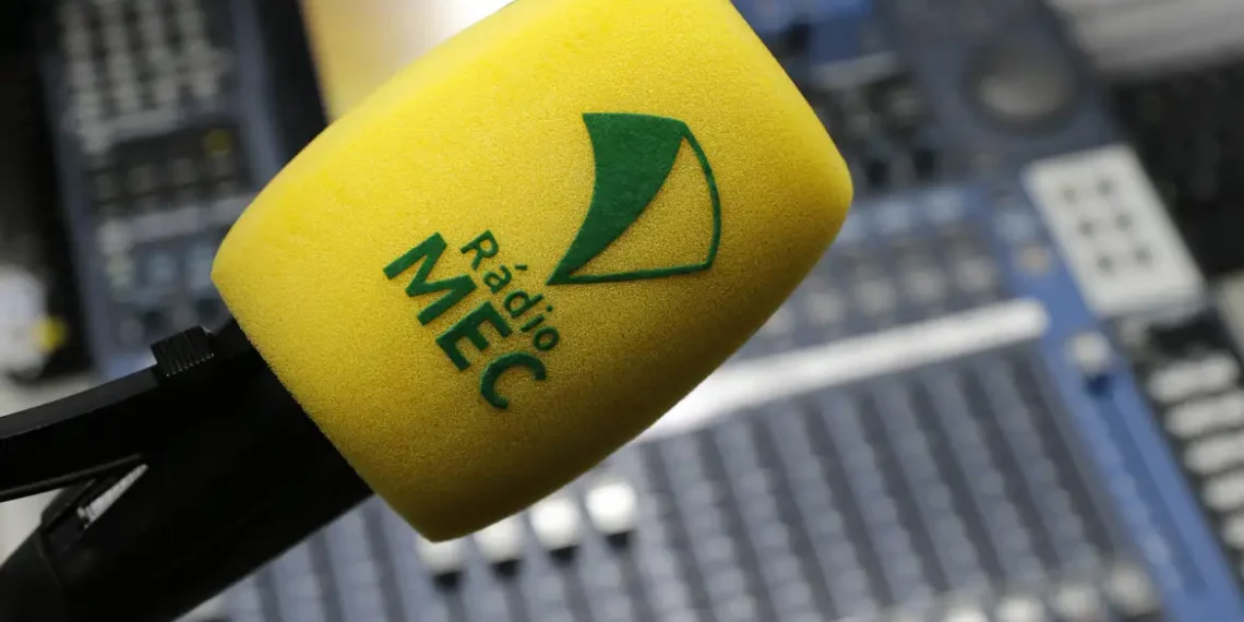 Rádio MEC lança novas temporadas de A Escrita Falada, com Ruy Castro, e Contos Mínimos, com Heloisa Seixas. As crônicas inéditas vão ao ar de segunda a sexta em diversos horários.