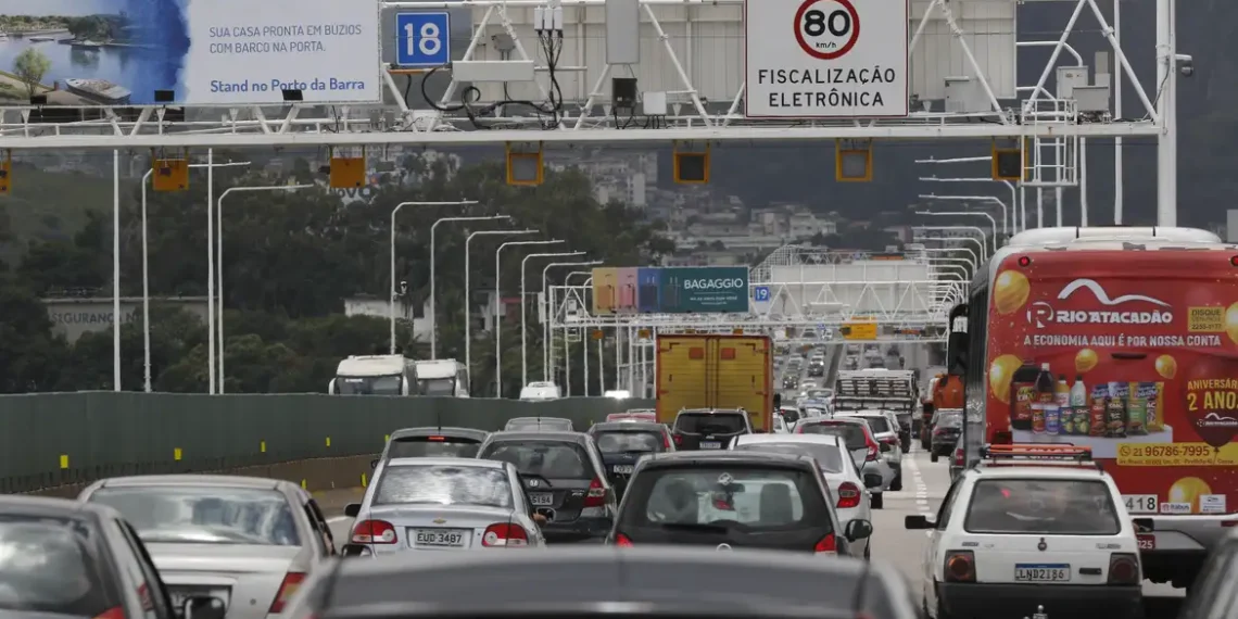 Censo 2022 revela que carro é o principal meio de transporte dos brasileiros para o trabalho, mostrando desigualdades no tempo de deslocamento e uso do transporte público.