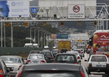 Censo 2022 revela que carro é o principal meio de transporte dos brasileiros para o trabalho, mostrando desigualdades no tempo de deslocamento e uso do transporte público.