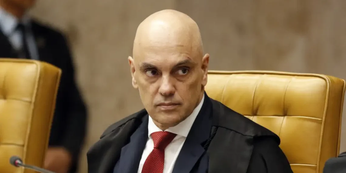 Alexandre de Moraes dá cinco dias para defesa de Filipe Martins explicar falha na tornozeleira eletrônica. Ex-assessor de Bolsonaro é réu na trama golpista e pode ter prisão decretada.