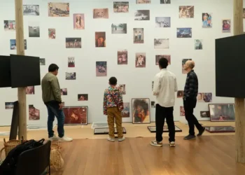 A exposição “Paiter Suruí, Gente de Verdade”, no IMS Paulista, em São Paulo, reúne mais de 900 fotos do povo paiter suruí, revelando sua história e cultura sob seu próprio olhar. A visitação vai até 2 de novembro, com entrada gratuita.