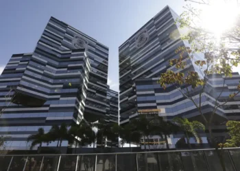 Alexandre de Moraes autoriza reabertura de inquérito que investiga Jair Bolsonaro por suposta interferência na Polícia Federal. Pedido foi feito por Paulo Gonet após novos indícios ligados à Abin Paralela e ao GSI.