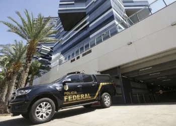 Polícia Federal realiza nova fase da Operação Sem Desconto para investigar fraudes bilionárias em descontos indevidos em aposentadorias e pensões do INSS. Ação tem apoio da CGU e cumpre mandados em sete estados e no DF.