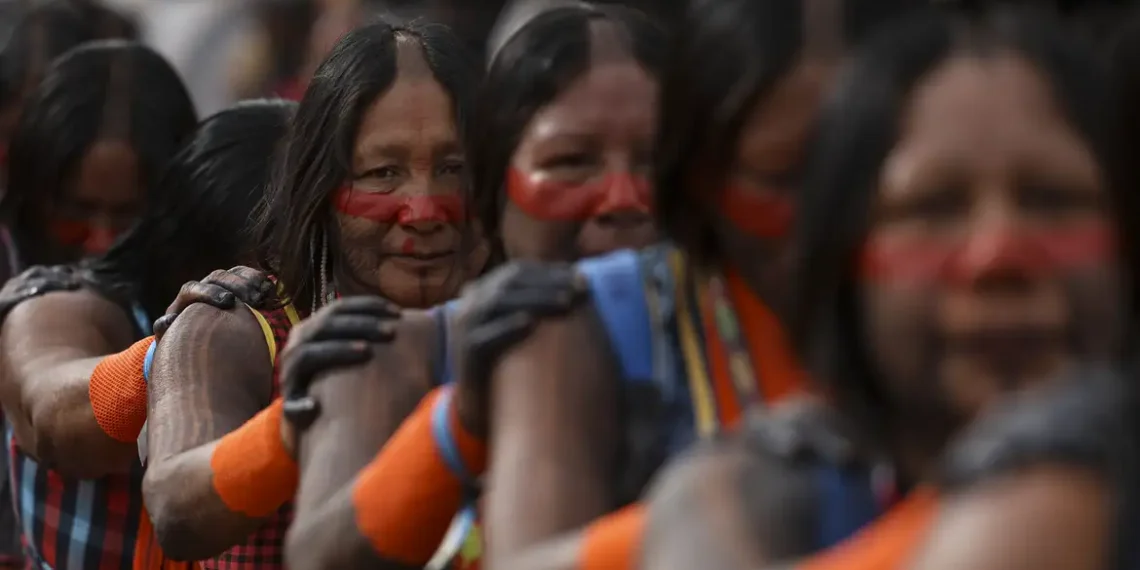 Brasil tem 391 etnias e 295 línguas indígenas, segundo o IBGE. Censo 2022 revela aumento da diversidade cultural e linguística dos povos originários.