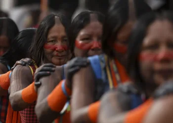 Brasil tem 391 etnias e 295 línguas indígenas, segundo o IBGE. Censo 2022 revela aumento da diversidade cultural e linguística dos povos originários.