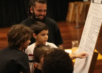 Projeto Poéticas na Escola – Slam chega à Escola Municipal Emilinha Borba, em Santa Cruz, com oficinas que estimulam leitura, escrita e expressão poética entre jovens.