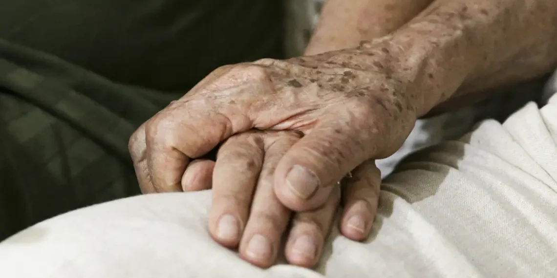 Aos 82 anos, Milton Nascimento foi diagnosticado com demência por corpos de Lewy, terceira forma mais comum de síndrome demencial. Saiba quais são os sintomas, diferenças para o Alzheimer, relação com o Parkinson e os fatores de prevenção.