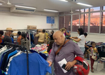 Cabide Solidário chega ao bairro Resistência neste sábado (11), em Vitória, com doações de roupas, calçados e acessórios. A ação já beneficiou quase 2 mil famílias em 2025.
