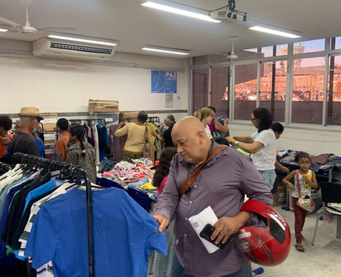 Cabide Solidário chega ao bairro Resistência neste sábado (11), em Vitória, com doações de roupas, calçados e acessórios. A ação já beneficiou quase 2 mil famílias em 2025.