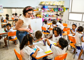 Prefeitura de Vitória convoca professores aprovados no Processo Seletivo Simplificado; candidatos devem apresentar documentação e assinar contrato.