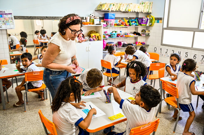 Prefeitura de Vitória convoca professores aprovados no Processo Seletivo Simplificado; candidatos devem apresentar documentação e assinar contrato.