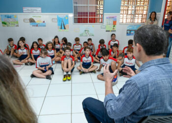 Estudantes do 5º ano do Colégio Evolução, em Vitória, apresentaram ao prefeito Lorenzo Pazolini o projeto “Vitória Sustentável – Cuidando Hoje do Amanhã”, que promove ações de educação ambiental e protagonismo infantil.