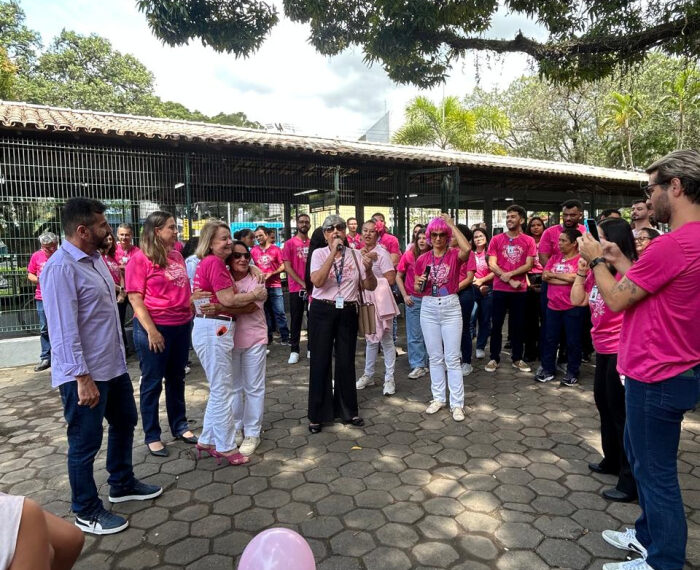 Moradores de Maruípe se reuniram na Praça do Eucalipto em um ato do Outubro Rosa. A ação destacou a prevenção do câncer de mama e do colo do útero, combate ao preconceito e apoio às pacientes em tratamento.