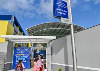 Nova Emef TI Ronaldo Soares inicia aulas em prédio moderno no bairro Resistência, com estrutura ampliada e ensino em tempo integral.