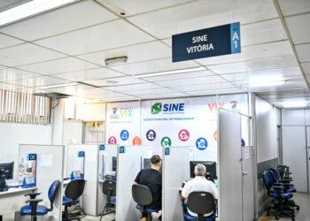 Sine Vitória abre seis vagas para idosos e aposentados atuarem no Ipamv, com salário de R$ 1.692,99, vale-transporte e auxílio-alimentação. Iniciativa reforça inclusão e valorização da experiência da pessoa idosa.