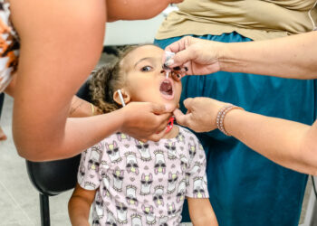 Vitória supera 110% de cobertura vacinal contra poliomielite, reforçando prevenção infantil no Dia Mundial de Combate à doença.