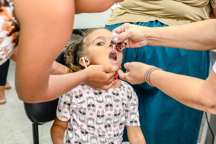 Vitória supera 110% de cobertura vacinal contra poliomielite, reforçando prevenção infantil no Dia Mundial de Combate à doença.