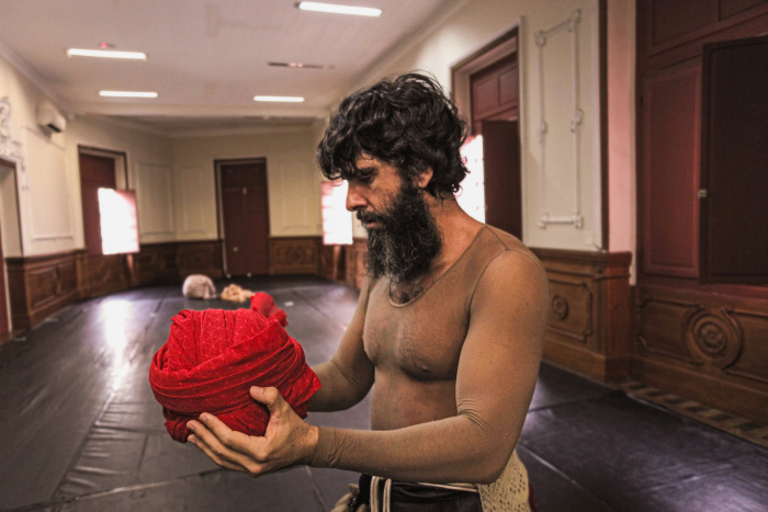 O espetáculo "Eremita" estreia na Fafi em Vitória, com apresentações gratuitas e mostras comentadas que exploram o autoconhecimento e a introspecção do ser humano.
