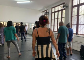 O projeto “Nosso Corpo Também Dança”, realizado no Centro Cultural da Fafi, em Vitória, usa a dança como ferramenta de cuidado com o corpo e a mente para pacientes dos Caps. A ação integra arte, movimento e inclusão social.
