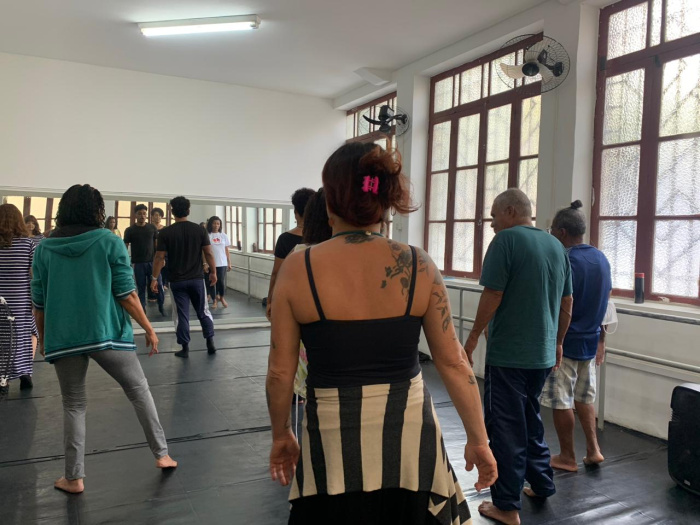 O projeto “Nosso Corpo Também Dança”, realizado no Centro Cultural da Fafi, em Vitória, usa a dança como ferramenta de cuidado com o corpo e a mente para pacientes dos Caps. A ação integra arte, movimento e inclusão social.