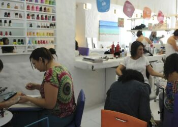 Mais de 2,5 milhões de brasileiros inscritos no CadÚnico se tornaram MEIs após entrar na base. Parceria entre Sebrae e MDS incentiva inclusão produtiva e empreendedorismo.