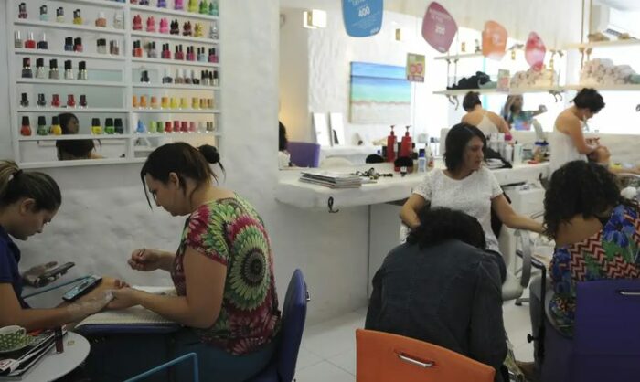 Mais de 2,5 milhões de brasileiros inscritos no CadÚnico se tornaram MEIs após entrar na base. Parceria entre Sebrae e MDS incentiva inclusão produtiva e empreendedorismo.