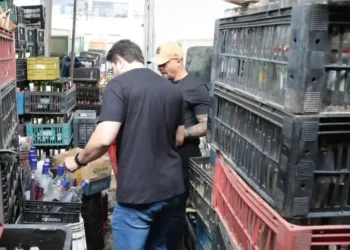 Polícia Civil de SP prende seis suspeitos por falsificar bebidas alcoólicas em operação que cumpre 20 mandados e identifica distribuição interestadual.Polícia Civil de SP prende seis suspeitos por falsificar bebidas alcoólicas em operação que cumpre 20 mandados e identifica distribuição interestadual.