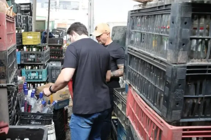 Polícia Civil de SP prende seis suspeitos por falsificar bebidas alcoólicas em operação que cumpre 20 mandados e identifica distribuição interestadual.Polícia Civil de SP prende seis suspeitos por falsificar bebidas alcoólicas em operação que cumpre 20 mandados e identifica distribuição interestadual.