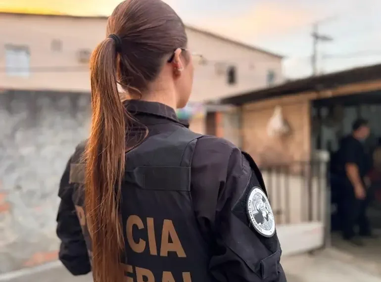 Polícia Federal prende homem em Botafogo (RJ) suspeito de integrar rede de pedofilia na dark web. A Operação Miopia investiga grupo internacional que trocava material de abuso infantil.