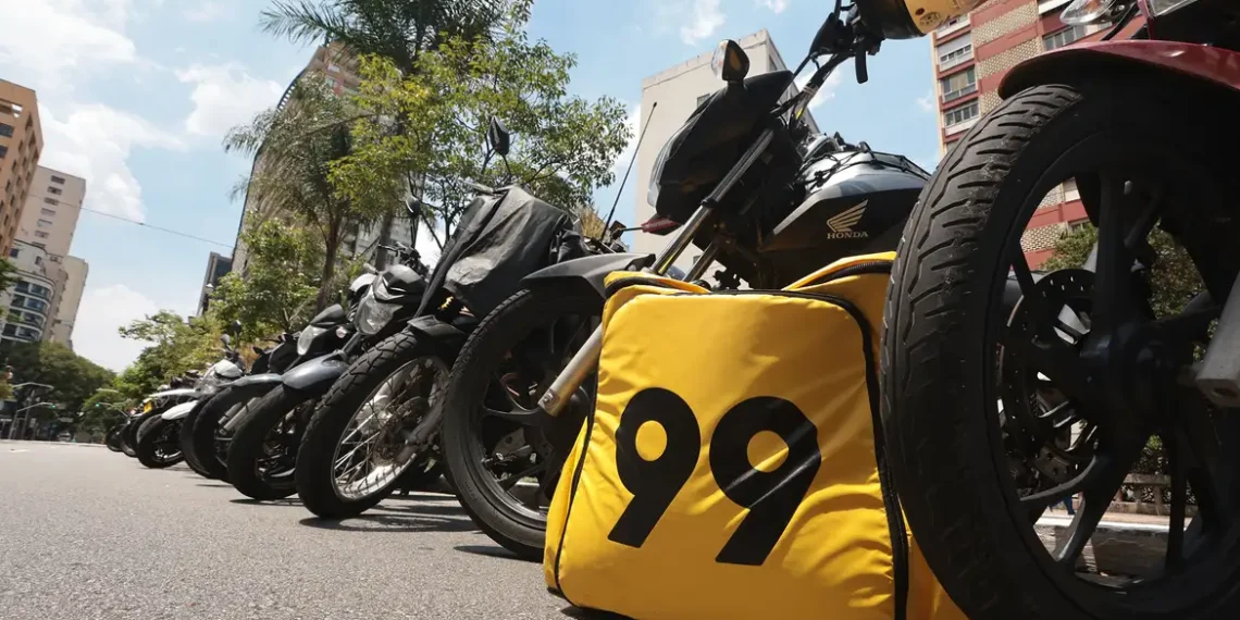 Prefeitura do Rio lança programa para fiscalizar entregadores e mototaxistas por aplicativo. A ação prevê monitoramento de manobras perigosas, cursos de conscientização e punições para condutores reincidentes.