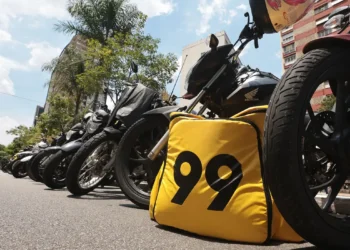 Prefeitura do Rio lança programa para fiscalizar entregadores e mototaxistas por aplicativo. A ação prevê monitoramento de manobras perigosas, cursos de conscientização e punições para condutores reincidentes.