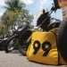 Prefeitura do Rio lança programa para fiscalizar entregadores e mototaxistas por aplicativo. A ação prevê monitoramento de manobras perigosas, cursos de conscientização e punições para condutores reincidentes.