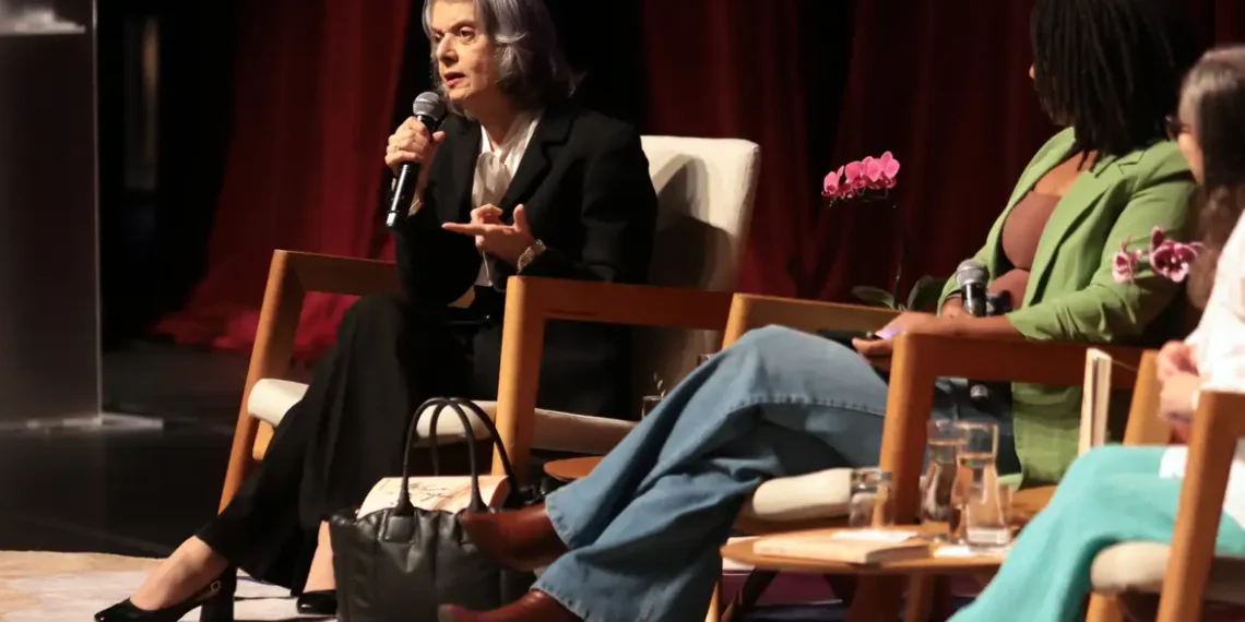 Cármen Lúcia evita comentar indicação de novo ministro do STF após aposentadoria de Barroso e reforça apoio à presença feminina na Corte.