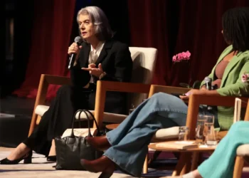 Cármen Lúcia evita comentar indicação de novo ministro do STF após aposentadoria de Barroso e reforça apoio à presença feminina na Corte.