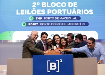 Petrobras vence leilão portuário no Rio de Janeiro por R$ 104 milhões, e Britto-Macelog II garante Terminal de Passageiros de Maceió. Investimentos somam mais de R$ 100 milhões em contratos de 25 anos.