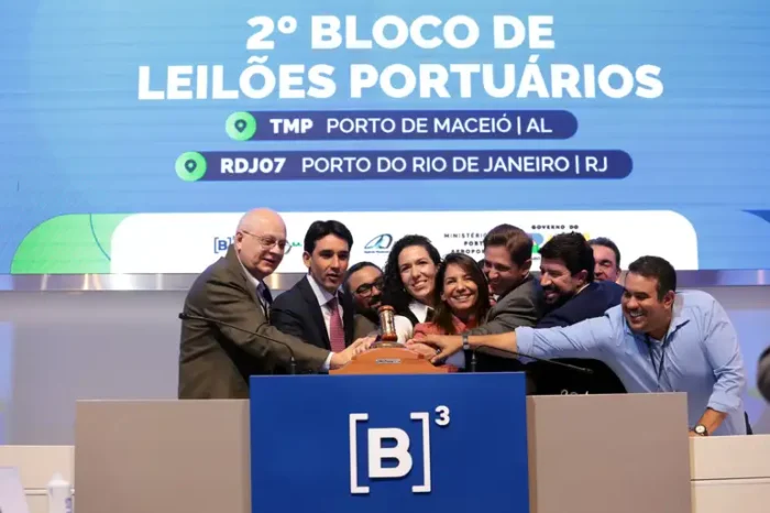 Petrobras vence leilão portuário no Rio de Janeiro por R$ 104 milhões, e Britto-Macelog II garante Terminal de Passageiros de Maceió. Investimentos somam mais de R$ 100 milhões em contratos de 25 anos.