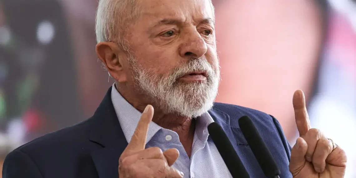 Lula defende a soberania da América Latina e critica intervenções estrangeiras durante cerimônia com novos embaixadores. Presidente reforça compromisso com o multilateralismo e a paz regional.