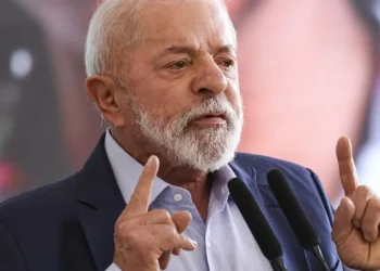 Lula defende a soberania da América Latina e critica intervenções estrangeiras durante cerimônia com novos embaixadores. Presidente reforça compromisso com o multilateralismo e a paz regional.