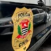 Polícia Civil de São Paulo fecha fábrica clandestina em Americana e apreende 17,7 mil itens. Duas pessoas são detidas por falsificação de bebidas alcoólicas.