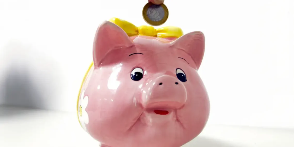 Com saídas líquidas de R$ 15 bilhões em setembro, poupança registra o terceiro mês seguido de queda. Banco Central aponta resgates de R$ 78,5 bilhões no ano e juros altos como principal motivo.