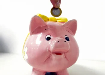 Com saídas líquidas de R$ 15 bilhões em setembro, poupança registra o terceiro mês seguido de queda. Banco Central aponta resgates de R$ 78,5 bilhões no ano e juros altos como principal motivo.
