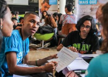 Pesquisa mostra que 84% dos jovens formados em cursos técnicos e profissionalizantes conquistam empregos CLT e valorizam estabilidade e plano de carreira.