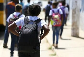 Lei sancionada por Geraldo Alckmin assegura atendimento integral e multiprofissional a crianças e adolescentes com dependência química e institui campanhas de prevenção ao uso de drogas em todo o país.
