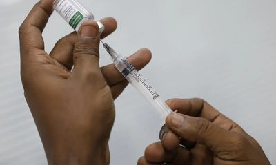 Curso lançado pelo Ministério da Saúde, Conasems e Opas qualifica profissionais de saúde em emergências durante a vacinação, com foco na segurança vacinal e na confiança da população.