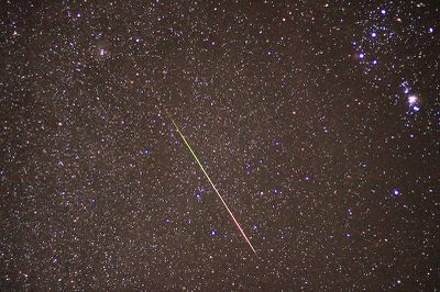 A chuva de meteoros Orionídeas terá pico entre 21 e 23 de outubro com excelente visibilidade em todo o Brasil. Céu escuro favorece observação do fenômeno astronômico.