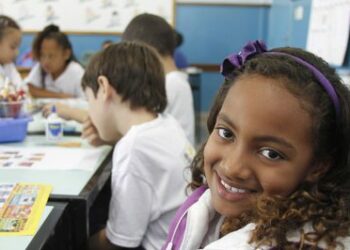 FNDE libera segunda parcela do PDDE Básico com R$ 460 milhões para 138 mil escolas públicas e 37 milhões de estudantes; gestores devem regularizar pendências até 31 de outubro.