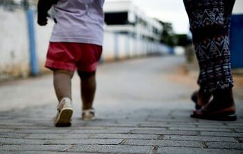 O Governo Federal regulamentou a pensão especial para órfãos do feminicídio. O benefício garante um salário mínimo por mês a filhos e dependentes de mulheres vítimas do crime, mediante solicitação no INSS.