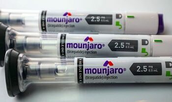 A Anvisa alerta sobre anúncios falsos que usam seu nome para vender o medicamento Mounjaro (Tirzepatida). Agência reforça que não comercializa remédios e orienta a denunciar publicações suspeitas.