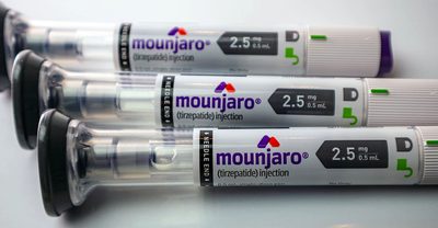 A Anvisa alerta sobre anúncios falsos que usam seu nome para vender o medicamento Mounjaro (Tirzepatida). Agência reforça que não comercializa remédios e orienta a denunciar publicações suspeitas.