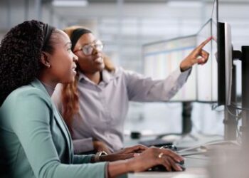Brasil registra recorde histórico de jovens aprendizes, com quase 700 mil contratos ativos e crescimento de 33% no programa de aprendizagem profissional.